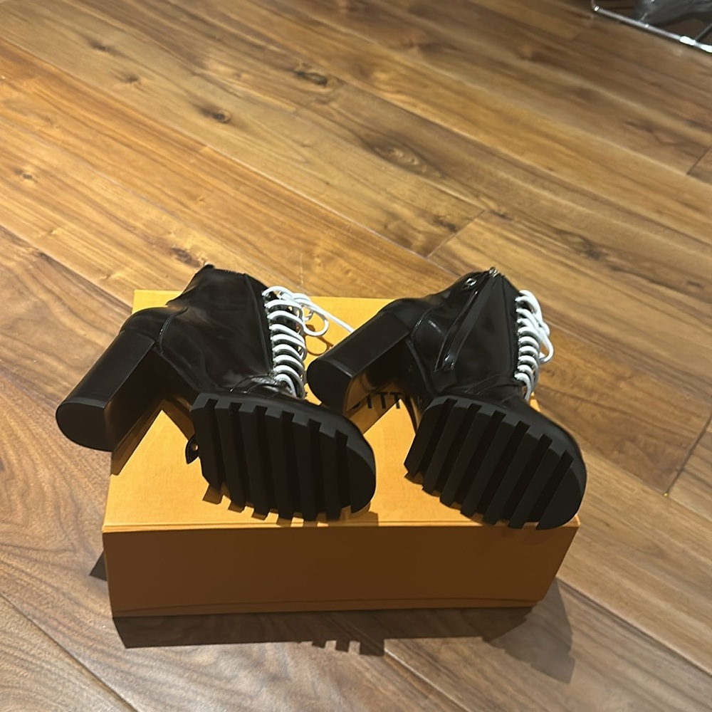Brand new 100 % Louis Vuitton booties with box, receipt and dust bags. - Picture 4 of 7